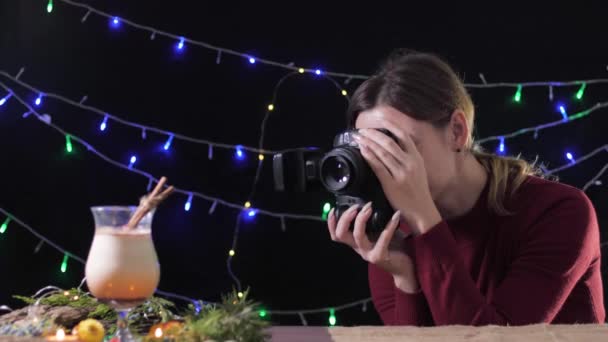 Giovane fotografo ragazza in procinto di scattare sulla macchina fotografica digitale di casa cucinata cocktail tradizionale per la stagione eggnog e vacanze di Natale con gli amici — Video Stock