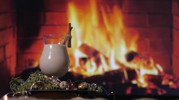 Bellissimo cocktail di zabaione tradizionale preparato a casa per feste invernali e incontri con gli amici sullo sfondo di un fuoco vicino al camino — Video Stock