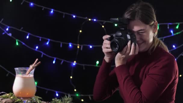 Ritratto di una bella fotografa in procinto di scattare foto di uno zabaione fatto in casa per biglietti di Natale e inviti a feste amichevoli — Video Stock