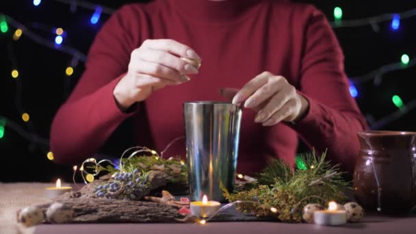 Traditionele drank, een meisje bereidt nationale kerst cocktail eierpunch uit eieren, melk en specerijen — Stockvideo