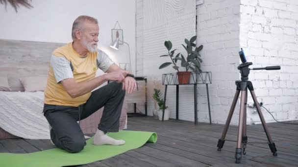 Sociala medier marknadsföring, Influencers bloggare gammal man tar översyn av smarta klockor för vlog gör hälsosam livsstil innehåll och rekommendera till publiken av prenumeranter enhet sitter på yoga — Stockvideo