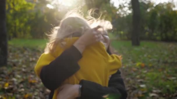 enfance insouciante, fille souriante cours joyeusement à sa mère aimante lors d'une promenade dans le parc d'automne, concept de bonheur 