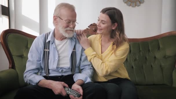 Portrét šťastný krásný milující rodina starý dospělý muž a dcera smějící se při pohledu na kameru baví vychutnat teplé vztahy — Stock video