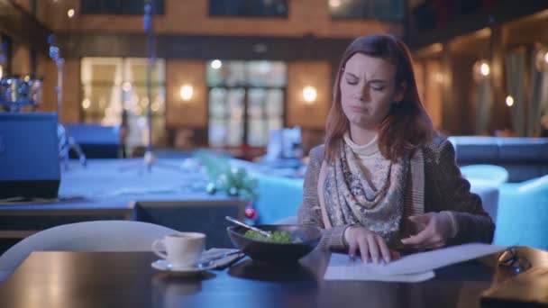 饮食食物，伤心的女孩爱吃监测她的体重坚持饮食营养吃的是午饭时新鲜蔬菜沙拉坐在时尚的餐馆里 — 图库视频影像