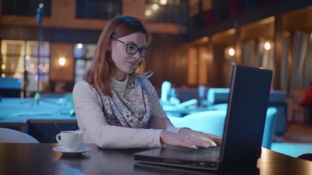 Успіх у роботі, захоплена емоційна дівчина працює на відстані онлайн за комп'ютером і емоційно насолоджується отриманою інформацією, активно жестикулює руками і показує "так" — стокове відео