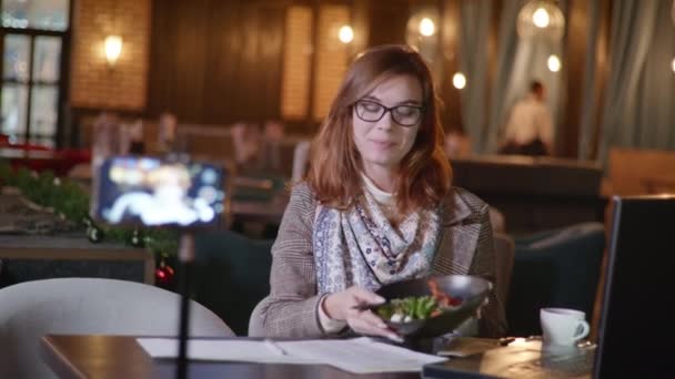 Jejaring sosial, sukses narablog Pengaruh membuat konten nutrisi berbicara tentang rencana diet dan kalori dalam vlog-nya selama siaran langsung duduk di meja di restoran mewah — Stok Video