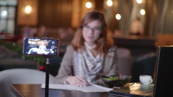 Modern munka, vonzó nő, sikeres blogger vezet élő közvetítés tartalmak megfelelő táplálkozás vlog, miközben pihentető egy drága étteremben — Stock videók