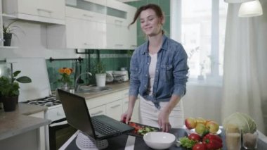 Taze sebzelerden oluşan vejetaryen salatası hazırlayan çekici kadın ev hanımı popüler blogdan masada dururken sağlıklı beslenmeyle ilgili video tarifine göre