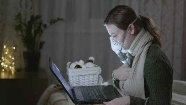 Mujer enferma que sufre de dolor de garganta se trata con medicamentos que utilizan el inhalador adecuado para tratar los resfriados o gripe consulta al médico en línea mientras está sentado en una habitación en el sofá — Vídeos de Stock