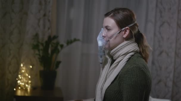 Årstidsförkylningar, en ohälsosam kvinna som lider av virus eller influensa behandlas med droger använder ånga inhalator ser trött ut framför kameran — Stockvideo
