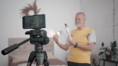 Nüfuzlu adam, izleyicilerin favorisi sağlıklı yaşam tarzı hakkında blog yapıyor ve ürünler öneriyor ve akıllı telefon ve sosyal medya pazarlamasında vlog videoları çekiyor.