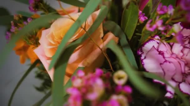Πανέμορφο μπουκέτο από λουλούδια που προετοιμάζονται για την παράδοση ή την πώληση από ανθοπωλείο από την επαγγελματική ανθοπωλείο, σχέδιο — Αρχείο Βίντεο