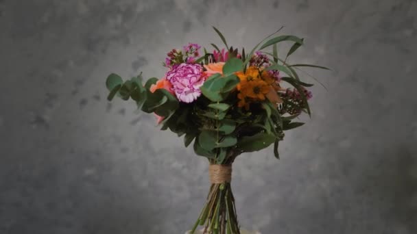 Kytice květin, ukazuje všechny nádherné pivoňky, růže a jiné květiny v nejmenších detailech vytvořil profesionální květinářství, květinový podnikatelský koncept — Stock video