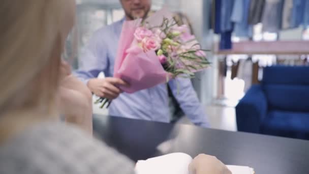 Floristería utiliza servicio moderno de desarrollo de pequeñas empresas utiliza entrega rápida de flores cuidando de los clientes — Vídeos de Stock