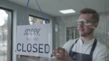 Başlangıçta, gözlüklü, mutlu iş adamı görüş değişikliği için pencereyi kapatıyor, pencereye gülümsüyor dışarıda müşterileri bekliyor, küçük işletmeler.