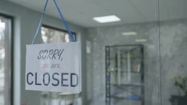 Início do dia de trabalho, atraente empresário masculino está mudando placa da porta de desculpe estamos fechados para sim estamos abertos, conceito de negócio — Vídeo de Stock