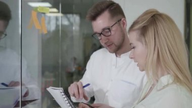 business planning, distributes plan for completing tasks at work, hangs sticky stickers on board, teamwork
