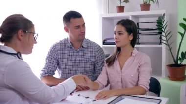 Kadın sağlığı konsültasyonu, evli çift doktordan hamileliği klinikte öğrenir.