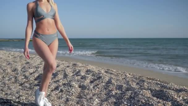 Tentação feminina, mulher sedutora com figura perfeita em roupa de banho goza de recreação ao ar livre — Vídeo de Stock