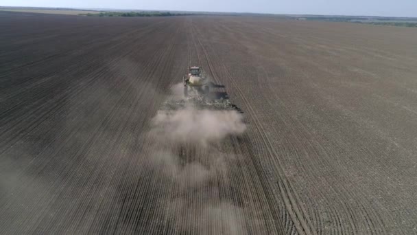 Zemědělství, setí stroj s orbou zrno v půdě pole v období výsadby na jaře — Stock video