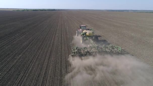 Produção de culturas, máquina de sementeira com semente de arado grão no solo de campo na época de plantio no outono — Vídeo de Stock