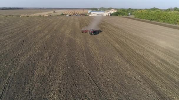 tracteur agricole avec charrue cultive les terres agricoles sur le champ avant de semer des cultures agricoles 