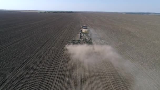l'agriculture, la machine à semer avec la charrue sème le grain dans le sol du champ à la saison de plantation au printemps 