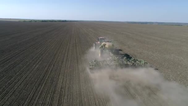 saison de plantation, tracteur avec semoir et charrue truies grain dans le sol du champ à la saison de plantation au printemps 