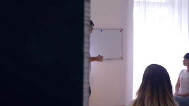 Psikoloji eğitimi, psikolog bir grup insanla konuşur ve kelime yazar. Tahtaya sorunlar.