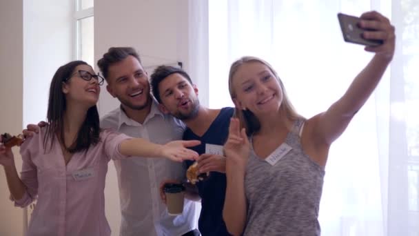 Přestávka na kávu, šťastná skupina mladých pracovníků bavit a dělá fotografie s telefonem fotoaparát dohromady — Stock video