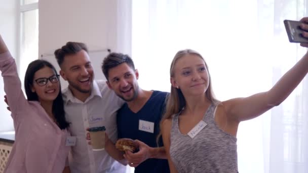 Молодь під час перерви на каву робить селфі фото на мобільному телефоні на груповій психотерапії — стокове відео