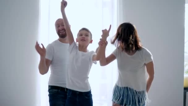 Young family fooling around and jumps on bed in slow motion, funny moments — Stok video