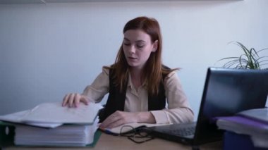 İş yerinde yorgun, depresyonda, dizüstü bilgisayarda çalışan kadın, iş kadını bilgisayarın başında oturan bir sürü rapordan bıkmış.