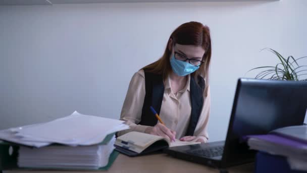 Protección de la salud, una mujer malsana en una máscara médica para la cara del empleado de negocios que trabaja en una computadora en la oficina, propagación de una infección, coronovirus — Vídeo de stock