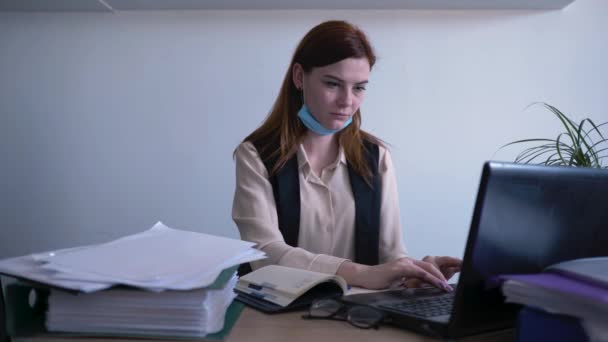 Propagation du virus, une femme en mauvaise santé dans le masque facial médical travaille à l'ordinateur dans le bureau, employée malade de l'entreprise avec une mauvaise toux de santé due à un virus ou une infection, quarantaine — Video