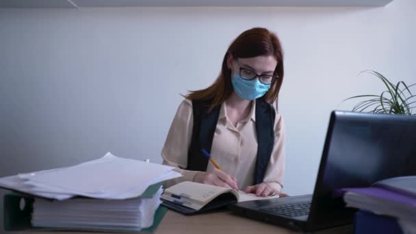 Cuidado de la salud, mujer joven con gafas para la visión, un trabajador de oficina con mala salud en máscara médica utiliza un antiséptico para proteger el virus y la infección, pandemia de coronavirus, COVID-19, cuarentena — Vídeo de stock