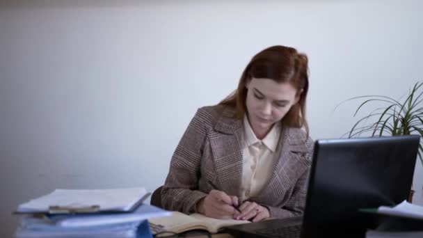 Zaneprázdněná, nervózní podnikatelka s mnoha pracemi a hovory pracující na notebooku v kanceláři přesčas příprava dokumentů a zpráv, zvládání stresu — Stock video