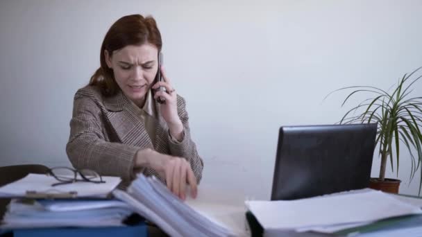 Hjälp tecken, nervös kontorsanställd upptagen kvinna är i stressig situation på grund av ett stort antal telefonsamtal och rapporter, hantera ilska — Stockvideo