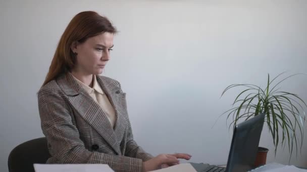 Lavoratori stanchi sentono dolore al collo strofina i muscoli per alleviare la tensione seduti in posizione sbagliata lavorando sul computer portatile in ufficio, assistenza sanitaria — Video Stock