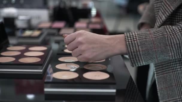 zblízka záběr ženských rukou, žena nakupující testuje kosmetiku obličeje v profesionálním obchodě, nákupní dívka vybírá make-up prášek v obchodě