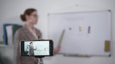 Modern teknolojiler, kadın öğretmen Coronavirus nedeniyle karantina sırasında akıllı telefondan konferans görüşmelerini kullanarak okul öncesi çocuklara matematik dersleri veriyor.