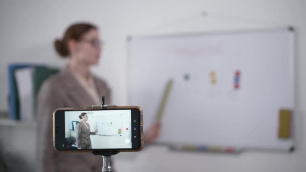 Сучасні технології, жінка-вчитель навчає дітей дошкільного віку урокам математики в режимі дистанційного навчання, використовуючи конференц-дзвінки на смартфон під час карантину через коронавірус — стокове відео