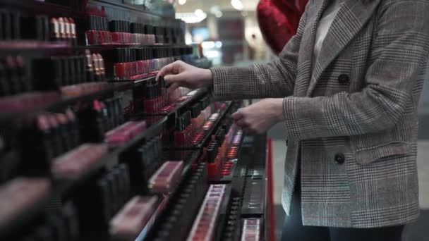 Крамниця косметики, покупець вибирає кольорові лаки для манікюру і педикюру під час покупки, крупним планом — стокове відео