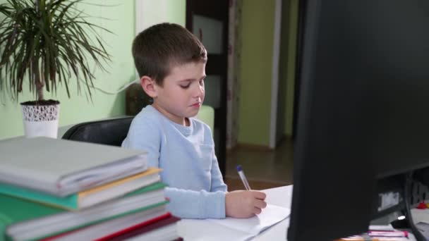 Educación a distancia, el estudiante masculino está enseñando lecciones de video en línea con el profesor sentado en casa usando la pantalla de la computadora usando tecnología moderna — Vídeos de Stock