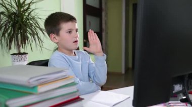 Çocuklar çevrimiçi eğitim alıyor, çocuklar okul müfredatını okuyor çevrimiçi olarak el kaldırıyor ve sınıfta canlı yayın sırasında öğretmenlerin sorularını cevaplıyor.