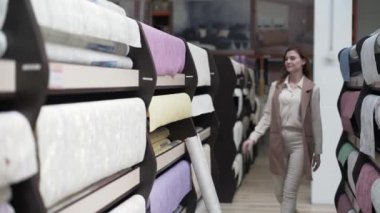 İç mekan ve tasarım, mutlu bayan müşteriler, mağaza raflarında yeni duvar kâğıtları seçiyor. Dairelerinde onarım için çeşitli ürünler var.