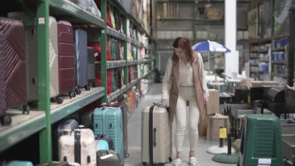 Ψώνια, πορτρέτο του ευτυχισμένου αγοραστή στο πολυκατάστημα κατά τη διάρκεια της πώλησης επιλέγει μια ταξιδιωτική βαλίτσα για ταξίδι στο πολυτελές θέρετρο στο εξωτερικό, άνοιγμα κατάστημα — Αρχείο Βίντεο