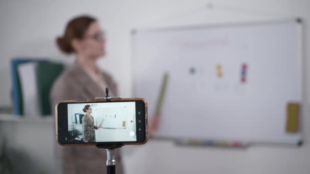 Çevrimiçi eğitim, modern bayan öğretmen karantina sırasında cep telefonunda video iletişimi ve izolasyon yoluyla uzaklık öğrenme modunda genç öğrencilere matematik dersleri veriyor — Stok video