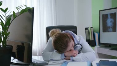 Kadın doktorlar hastalık ve işyerindeki salgın yüzünden fazla mesai yapıyorlar. Uykulu hemşire yorgunluktan uyuyakalıyor.