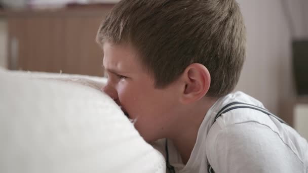 Детский стресс, нервный плач мальчик страдает и страдает от нервного срыва непослушание и наказание истерическое — стоковое видео